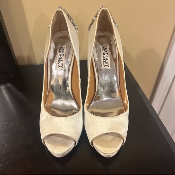 Badgley Mischka Kiara Bridal Pump Heel Size: 7.5 - Picture 6 of 11
